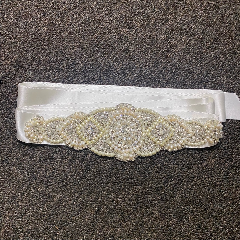Blossom Veils Embellished Beeded White Satin Bridal Sash Belt Accessory - Picture 2 of 4